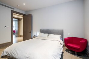 2 bedrooms, iron/ironing board, travel cot, free WiFi - Stylish Soho Flat with Central Air (London)