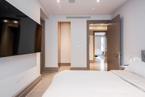 2 habitaciones, tabla de planchar con plancha y cuna de viaje