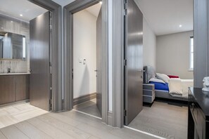 2 habitaciones, tabla de planchar con plancha y cuna de viaje