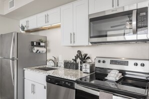 Kjøleskap, mikrobølgeovn, ovn og kokeplater