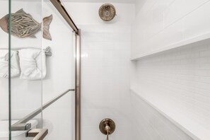 Combined shower/bathtub, hair dryer, towels - Sandcastle Condominiums Unit 126 (Port Aransas)