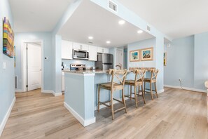 Kjøleskap, mikrobølgeovn, ovn og kokeplater