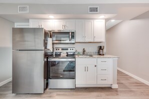 Frigorífico, microondas, horno y placa de cocina