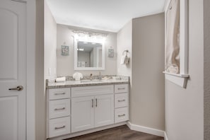Douche, sèche-cheveux, serviettes fournies