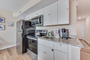 Kühlschrank, Mikrowelle, Ofen, Herdplatte