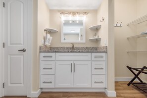 Combined shower/tub, hair dryer, towels