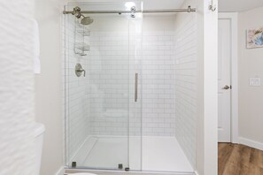 Combined shower/tub, hair dryer, towels - Sandcastle Condominiums Unit 31012 (Port Aransas)