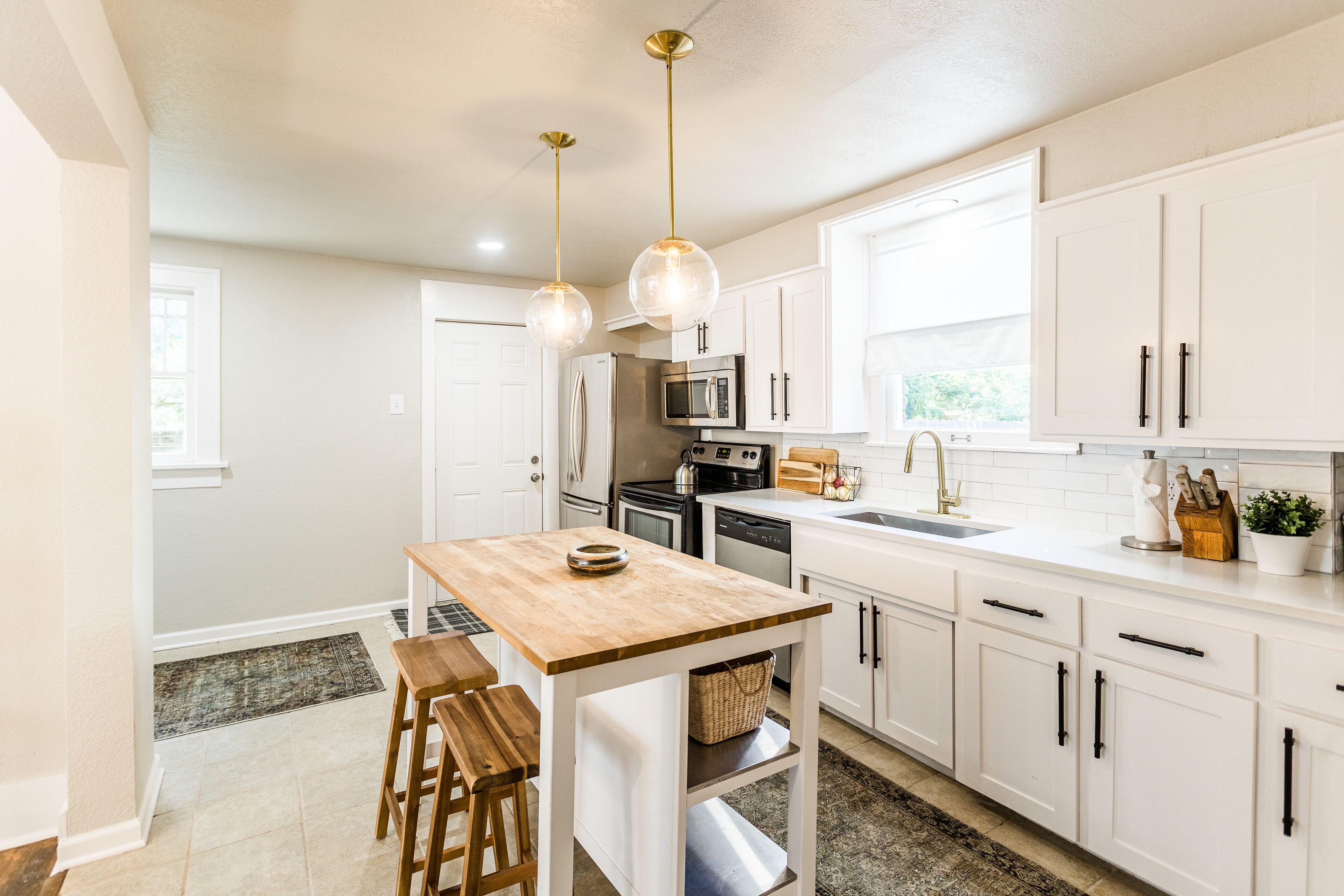 Réfrigérateur, four à micro-ondes, un four, surface de cuisson