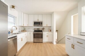 Fridge, microwave, oven, stovetop - 5-Bedroom Oasis w/ Swimming Pool & Near the Beach (Seminole)