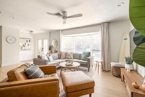 TV - 5-Bedroom Oasis w/ Swimming Pool & Near the Beach (Seminole)