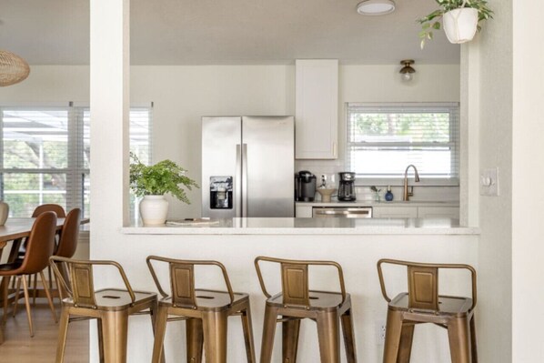 Fridge, microwave, oven, stovetop - 5-Bedroom Oasis w/ Swimming Pool & Near the Beach (Seminole)