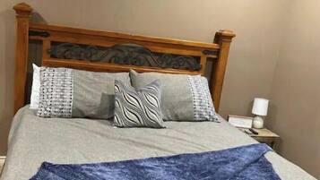 3 sovrum, vÀrdeförvaringsskÄp pÄ rummet och skrivbord