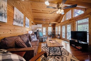 Una Smart TV, una chimenea