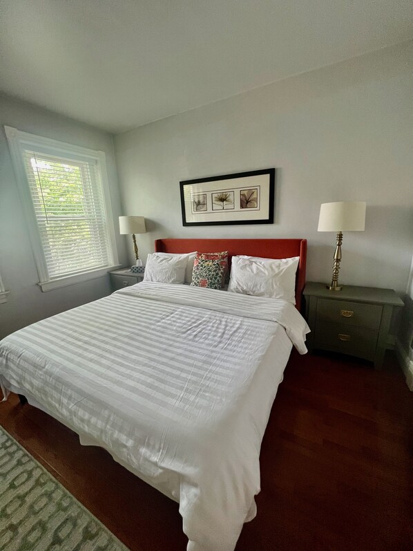 4 habitaciones, escritorio y tabla de planchar con plancha