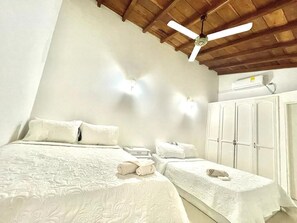 4 bedrooms, iron/ironing board, free WiFi, bed sheets - COLONIAL HOUSE IN THE HISTORICAL CENTER OF CARTAGENA AND 10 MINUTES FROM THE BEACHES!! (Cartagena de Indias)