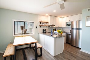 冷蔵庫、電子レンジ、オーブン、コンロ