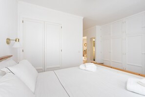 3 bedrooms, desk, iron/ironing board, WiFi (free)