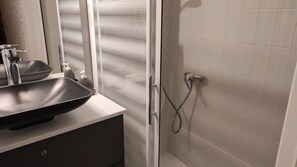Een douche, een haardroger, toiletpapier