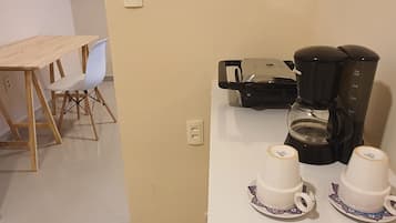 Refrigerador, cafetera y tetera, tostadora y utensilios de cocina