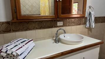 Regadera, toallas, jabón, shampoo