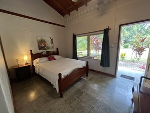 Trippelrum för familj | Mörkläggningsgardiner, strykjärn/strykbräda, gratis wi-fi och sängkläder