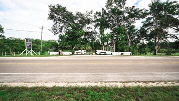 Deluxe Bungalow | Living area