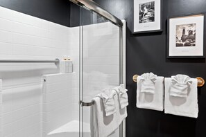 Shower, hair dryer, towels, soap - Little Green House
Eclectic Olympic National Park Basecamp, Dogs allowed (Port Angeles)