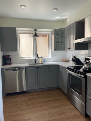 Kjøleskap, mikrobølgeovn, ovn og kokeplater