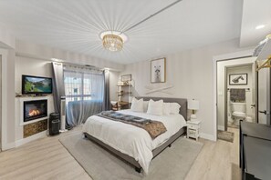 Escritorio, tabla de planchar con plancha, cuna de viaje y wifi gratis 