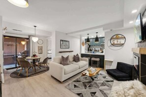 Smart-TV, Kamin, Arbeitsbereiche