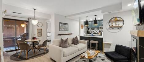 Smart TV, chimenea, estéreo