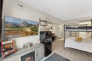 Desk, iron/ironing board, WiFi, bed sheets