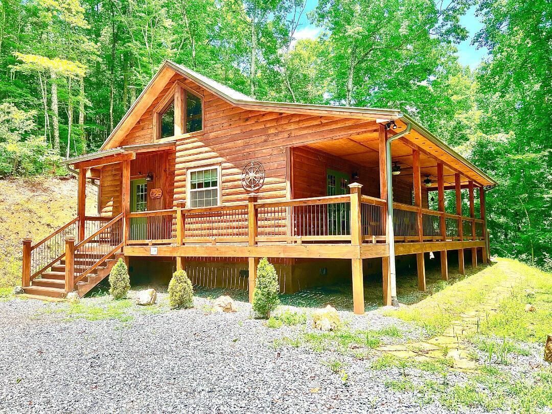 Pristine 2 bedroom cabin in the Blue Ridge mountains of North Carolina