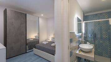 Douche, sĂšche-cheveux, bidet, serviettes fournies