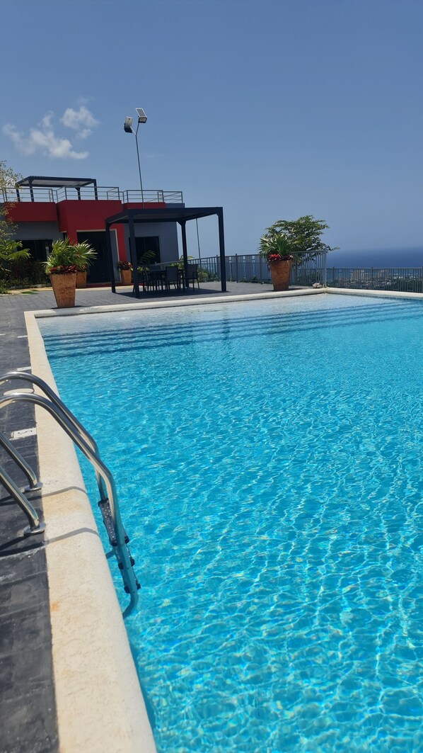 حمّام سباحة خارجي