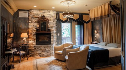 Twin Pine Manor Bed & Breakfast