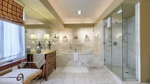 Tower Suite | Badezimmer | Badewanne und Dusche (separat), Whirlpool, kostenlose Toilettenartikel