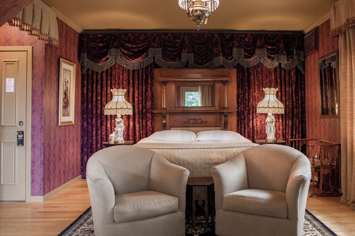 Victorian Suite | Living area | Fireplace