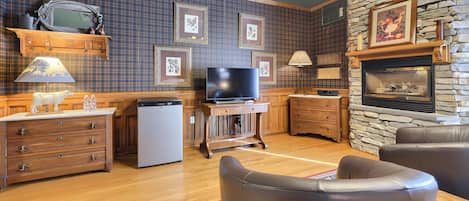 Country Oak Suite | Living area | Fireplace