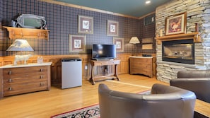 Country Oak Suite | Living area | Fireplace