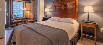 Twin Pine Manor Bed & Breakfast