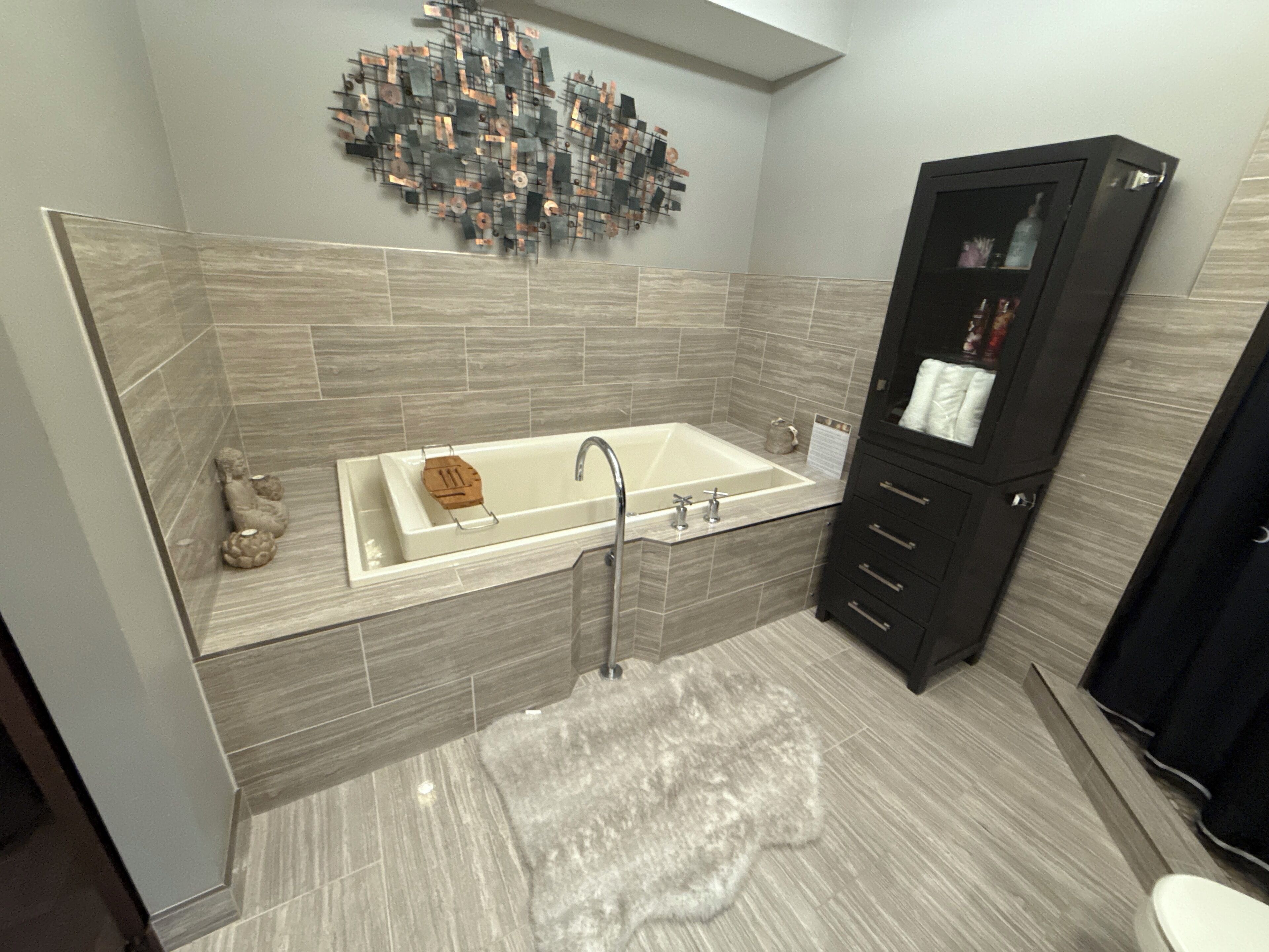 Executive Queen Room Direct Access to Outdoor Hot Tub & Sauna | Bathroom | Free toiletries, hair dryer, bathrobes, slippers