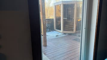 Executive Queen Room Direct Access to Outdoor Hot Tub & Sauna | 客房景观