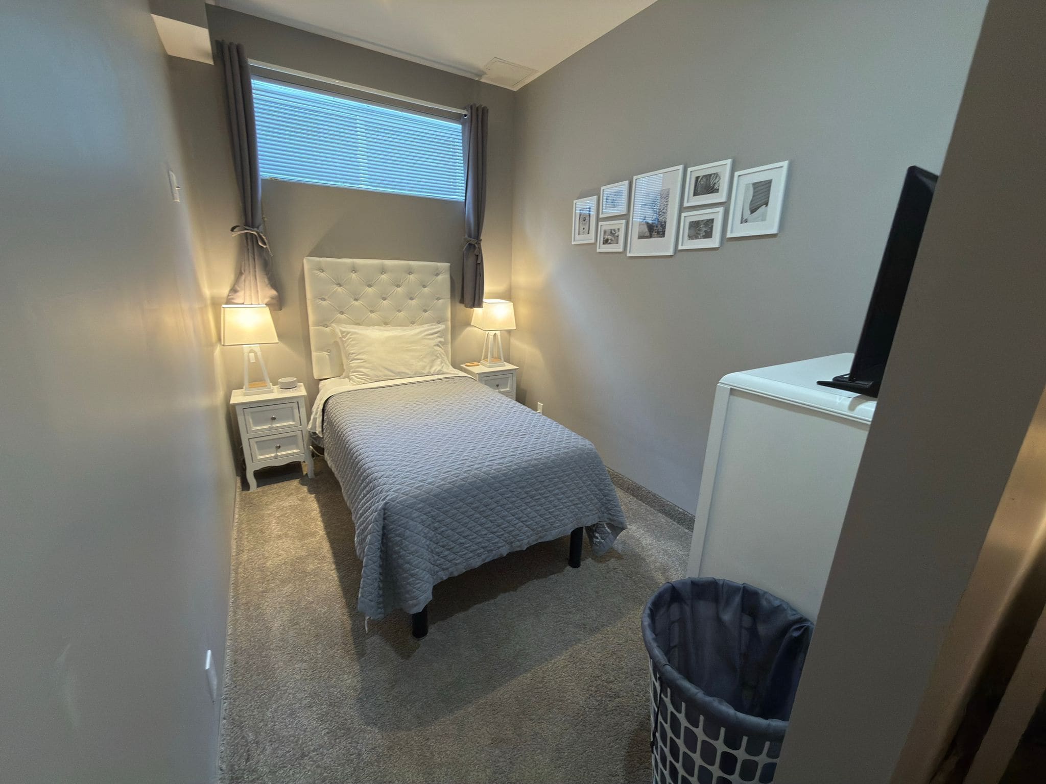 Economy Single Room (Breakfast and Limited Amenities Included) | เครื่องนอนระดับพรีเมียม, เตียงพร้อมฟูกเสริมที่นอน