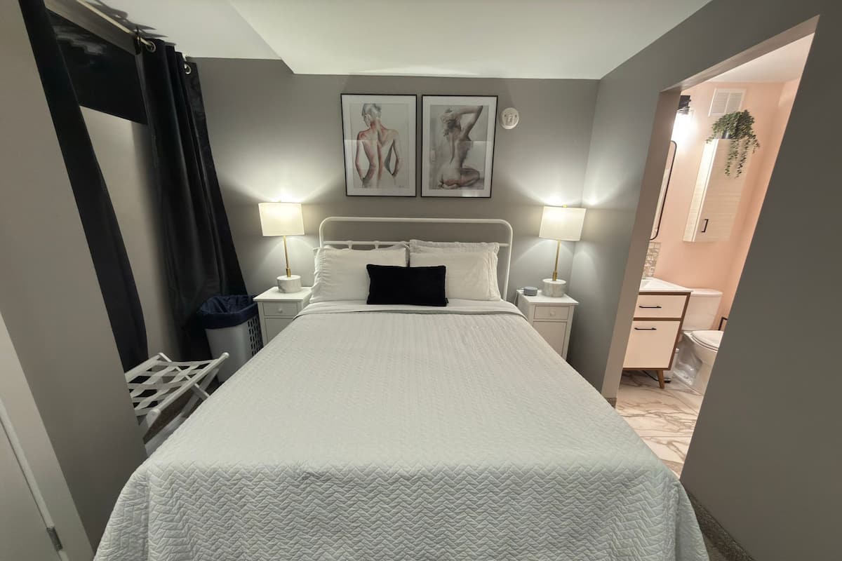 Deluxe Room, 1 Queen Bed | Premium bedding, pillow-top beds, individually decorated