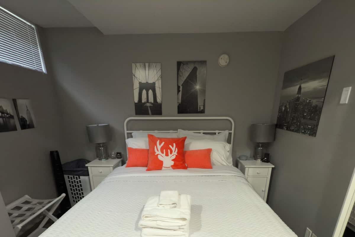 Comfort Room, 1 Queen Bed | Premium bedding, pillowtop beds, iron/ironing board, free WiFi