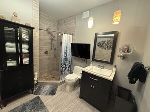 Executive Queen Room Direct Access to Outdoor Hot Tub & Sauna | Bathroom
