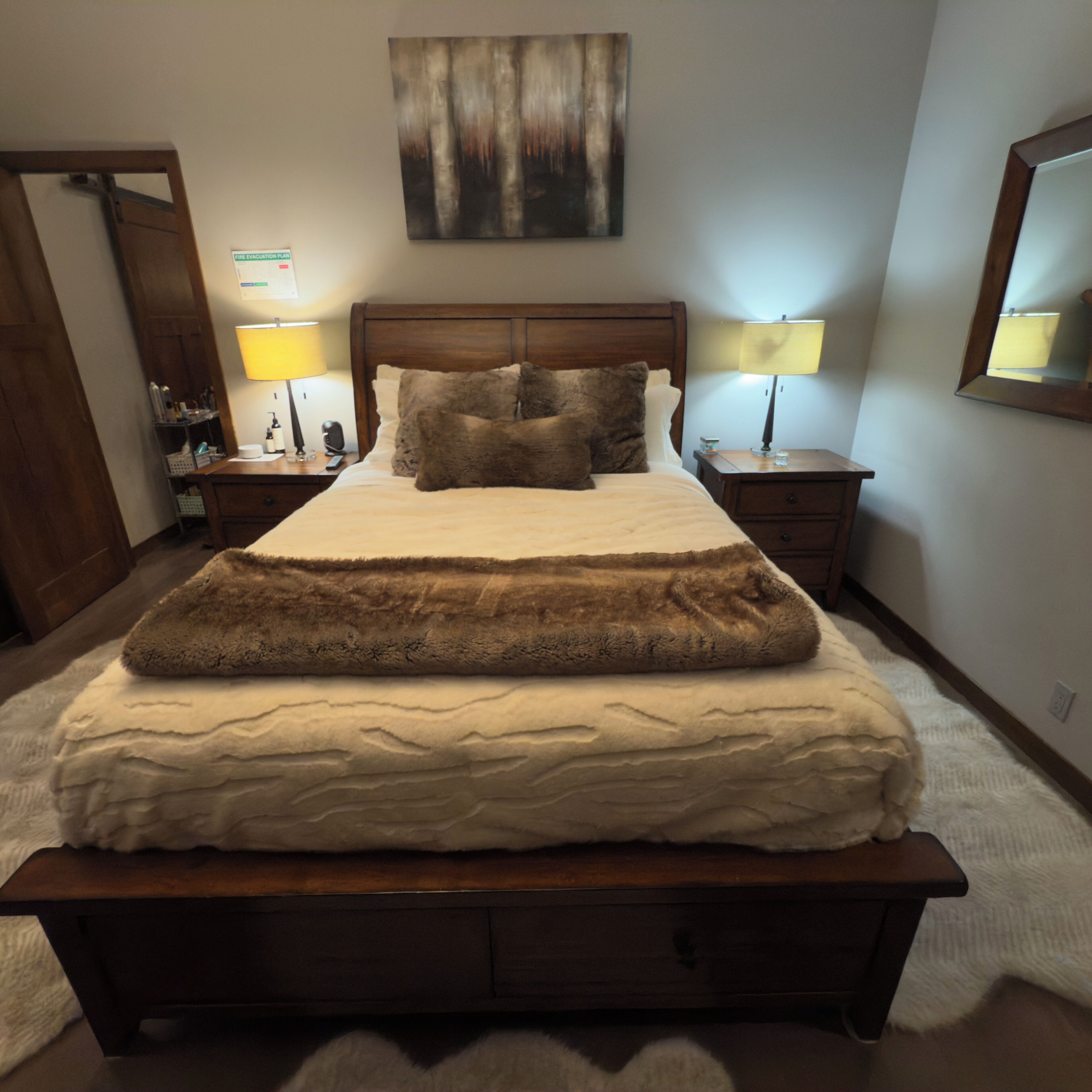 Executive Queen Room Direct Access to Outdoor Hot Tub & Sauna | Literie de qualité, lit avec matelas à plateau-coussin, décor unique