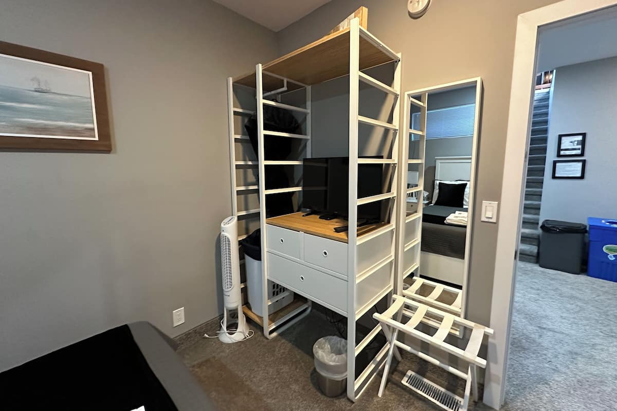 Business Room, 1 Queen Bed | Premium bedding, pillowtop beds, iron/ironing board, free WiFi