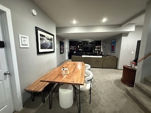 Full-sized fridge, microwave, oven, coffee/tea maker